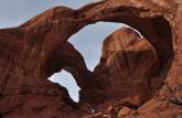 Momento de contemplação nos gigantescos Double Arch, uma das mais belas formações no Arches National Park, perto de Moab, em Utah, nos Estados Unidos